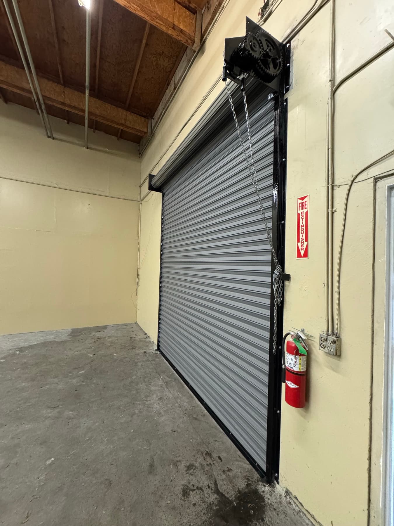 Cortina Europeo Comercial instalado por ZOREN en Tijuana