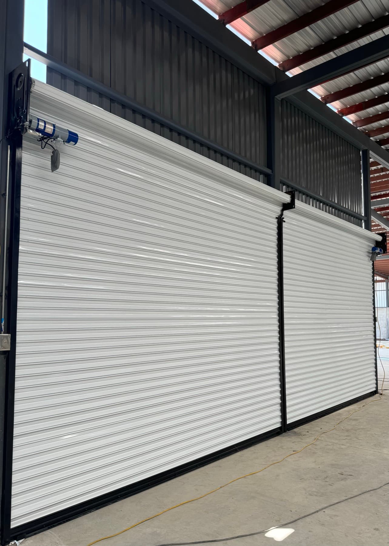 Cortina Europeo Comercial instalado por ZOREN en Tijuana