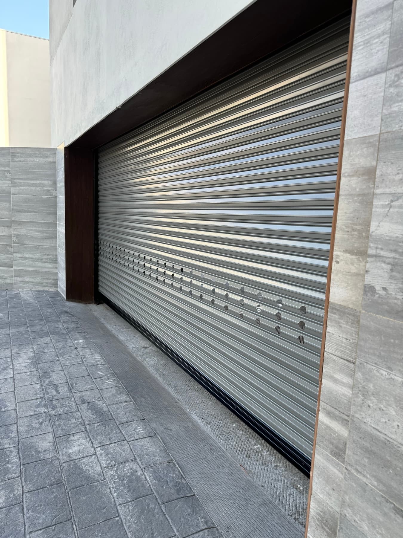 Cortina europeo comercial instalada por ZOREN