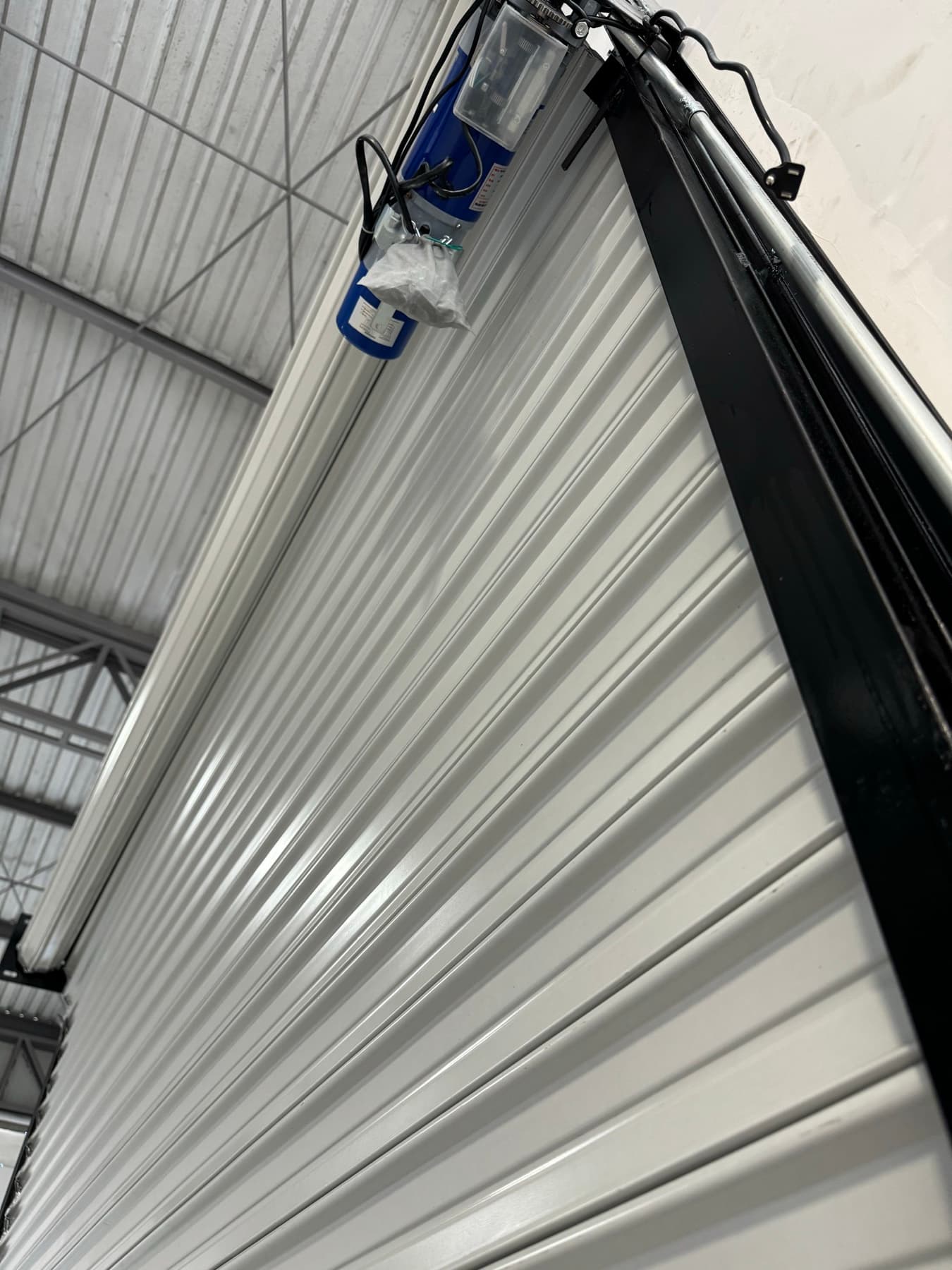 Cortina europeo comercial instalada por ZOREN