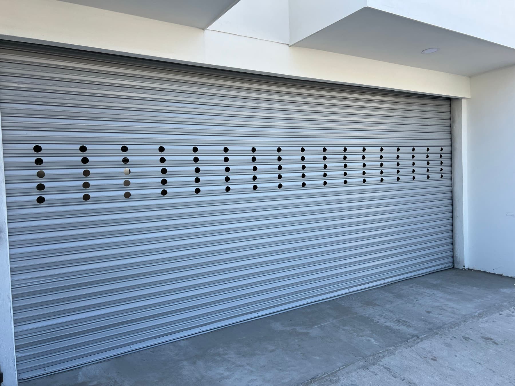 Cortina europeo comercial instalada por ZOREN