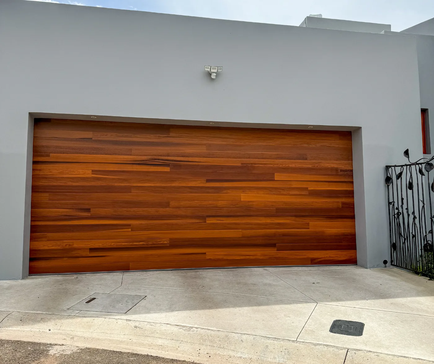 Puerta de garage instalada por ZOREN Accesos de Acero en Tijuana